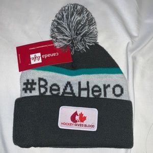 BNWT FREE POM POM BEANIE HAT